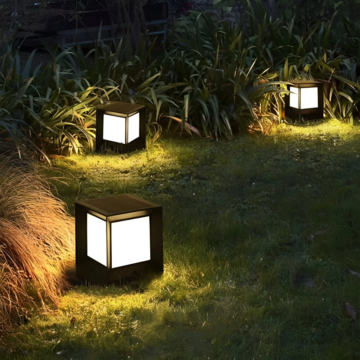 Outdoor Patio Light Solar & Wired IP65 Dusk-To-Dawn