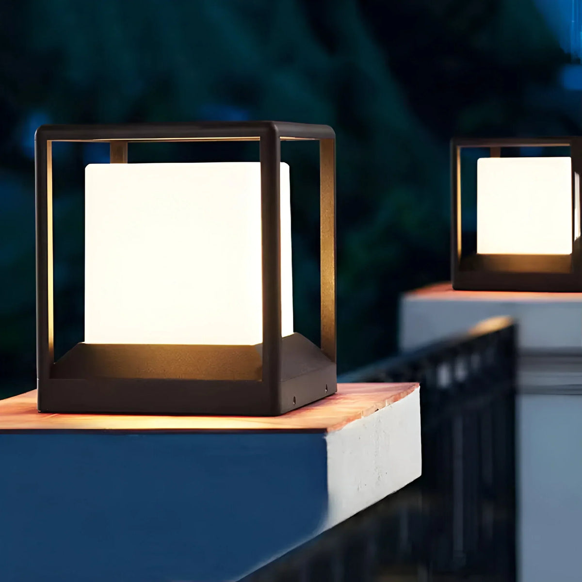 Outdoor Patio Light Solar & Wired IP65 Dusk-To-Dawn
